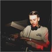 DJ expérimenté avec 15 ans de pratique en France et à l'international. Cours de mix en ligne pour débutants et confirmés