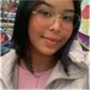 trabaja como niñera ayudando con las tareas escolares