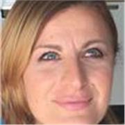 Esperta in ceramica impartisce lezioni per modellare la creta