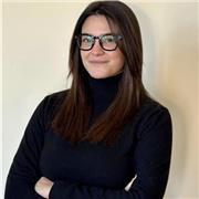 Laureata in biotecnologie, tirocinante in biochimica, molto preparata in queste materie e affini.