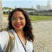 Je suis brésilienne, j’ai déjà habité en France pendant 2 ans, et j’ai expérience en enseigner français et anglais aux enfants, adolescents et des adultes. Je étais aussi professeure supplémentaire de portugais et d’histoire aux élèves au niveau de lycée