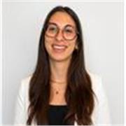 Soy una chica italiana graduada en Ciencias de la Educación Primaria en Italia, donde también trabajé como maestra durante un año