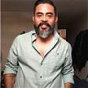 Chef instructor impartiendo clases de cocina moderna y de humo