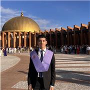 Estudiante avanzado de psicología, con amplios conocimientos en inglés, biología y ciencias sociales