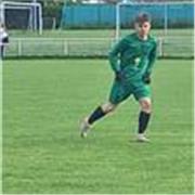 Jeune lycéen souhaitant aider de plus jeunes footballeurs à s'améliorer dans leur passion 