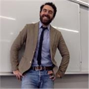 Docente di italiano come lingua seconda o lingua straniera impartisce lezioni in presenza e online