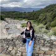 Me defino como una persona dinámica, apasionada de la enseñanza y luchadora por una educación mejor.