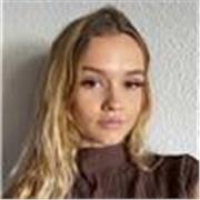 Me defino como una profesora de inglés apasionada y cercana, nativa de Inglaterra, con habilidad para motivar a los alumnos.