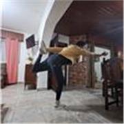 Instructora de yoga, ofrece clases virtuales de yoga y meditación