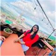 Profesora de biologia imparte clases a personas de todas las edades