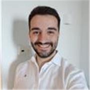 Abogado imparte clases de derecho a estudiantes