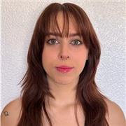 Profesora de Ciencias e Inglés imparte clases a alumnos de primaria y la ESO