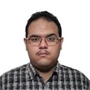 profesor de computación imparte clases a niños de todas la edades