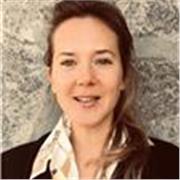 Designer de formation avec 17 ans d’expérience, je transmets mon expertise dans les métiers de la mode en proposant des cours et a