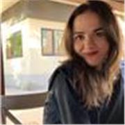 Maestra imparte clases a niños de Educación Infantil y Educación Primaria