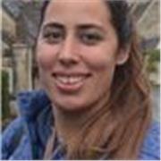 Profesora de infantil y de inglés que da clases a niños de infantil y primaria