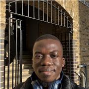 Professeur particulier donnant cours aux élèves en biologie