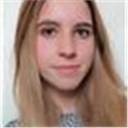 Laureata in lingue impartisce lezioni di inglese a studenti di elementari, medie e superiori