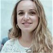 je propose des cours scolaires et structurés mais aussi des activités ludiques autour de la cuisine et de projets créatifs pour