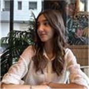 Me defino como una persona organizada, no tiene problemas con los estudios y me encantaría dar clases de educación primaria.