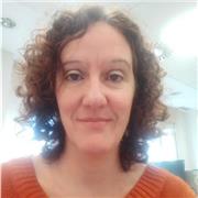 Economista social con vocación docente especializada en impartir materias de manera pedagógica a público no especializado