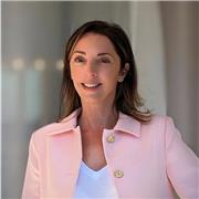 Passionnée par la transmission, le savoir et l'apprentissage avec des années d'expériences dans le management.