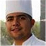 Chef imparte clases de cocina para principiantes