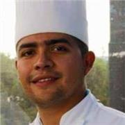 Chef imparte clases de cocina para principiantes