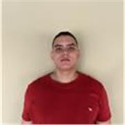 Profesor de apoyo escolar especializado en clase para niños en modalidad virtual