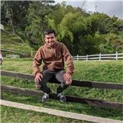 Estudiante de ingeniería eléctrica con bachillerato dirigido hacia la pedagogía