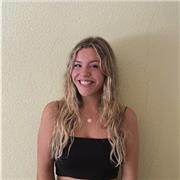 Profesora de inglés imparte clases de infantil y primaria