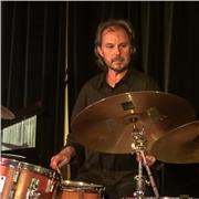 Batteur professionnel et enseignant donne cours de batterie particulier