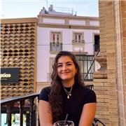 Amable, cariñosa y dinámica, con un año de experiencia enseñando a niños de primaria.