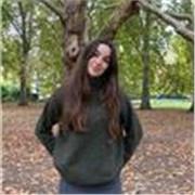 Estudiante de Traducción e Interpretación que disfruta impartiendo clases de idiomas y que le encanta trabajar con niños.