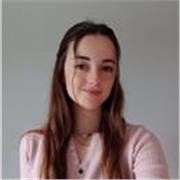 Profesora de ingles imparte clases a niños de todas las edades