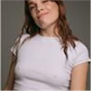 Soy una joven de 22 años de Tarragona, graduada en Artes Escénicas por la Universidad de Girona 