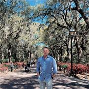 Native English speaker born in the United States, living in France for over 5 years.