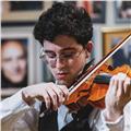 Domina el violín con clases personalizadas de un profesor experimentado. desde principiantes hasta avanzados, cada lección se adapta a tu ritmo y objetivos