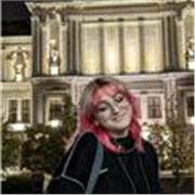 Sono diplomata in architettura e ambiente e ora studio pittura in Accademia di belle arti