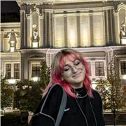 Sono diplomata in architettura e ambiente e ora studio pittura in Accademia di belle arti