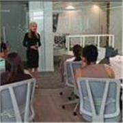 Soy profesora de español y ayudo a extranjeros a hablar con naturalidad, sin miedo a equivocarse.
