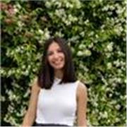 Studentessa di Ingegneria impartisce lezioni di matematica a ragazzi di scuola media/superiore