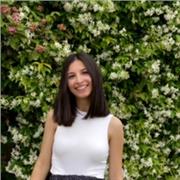 Studentessa di Ingegneria impartisce lezioni di matematica a ragazzi di scuola media/superiore