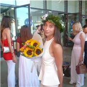 Studentessa neolaureata in comunicazione e diplomata al liceo linguistico propone lezioni di inglese