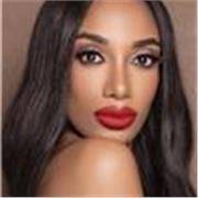 Profesora de español imparte clase a mayores de edad y niños/as