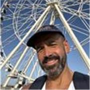 Profesor imparte clases a adultos y jovenes