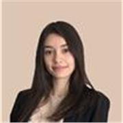 Profesora con enfoque en espacios comerciales y visual merchandising. Experiencia en retail de lujo y fast-fashion. 