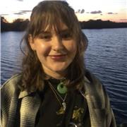 Ich bin mit einer Englisch sprachigen Familie großgeworden und habe 1 Jahr in England/ Irland gewohnt.