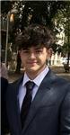 Estudiante universitario con notas de matrícula en bachillerato da clases de matemáticas de primaria y la eso
