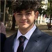 Estudiante universitario con notas de matrícula en Bachillerato da clases de matemáticas de primaria y la ESO